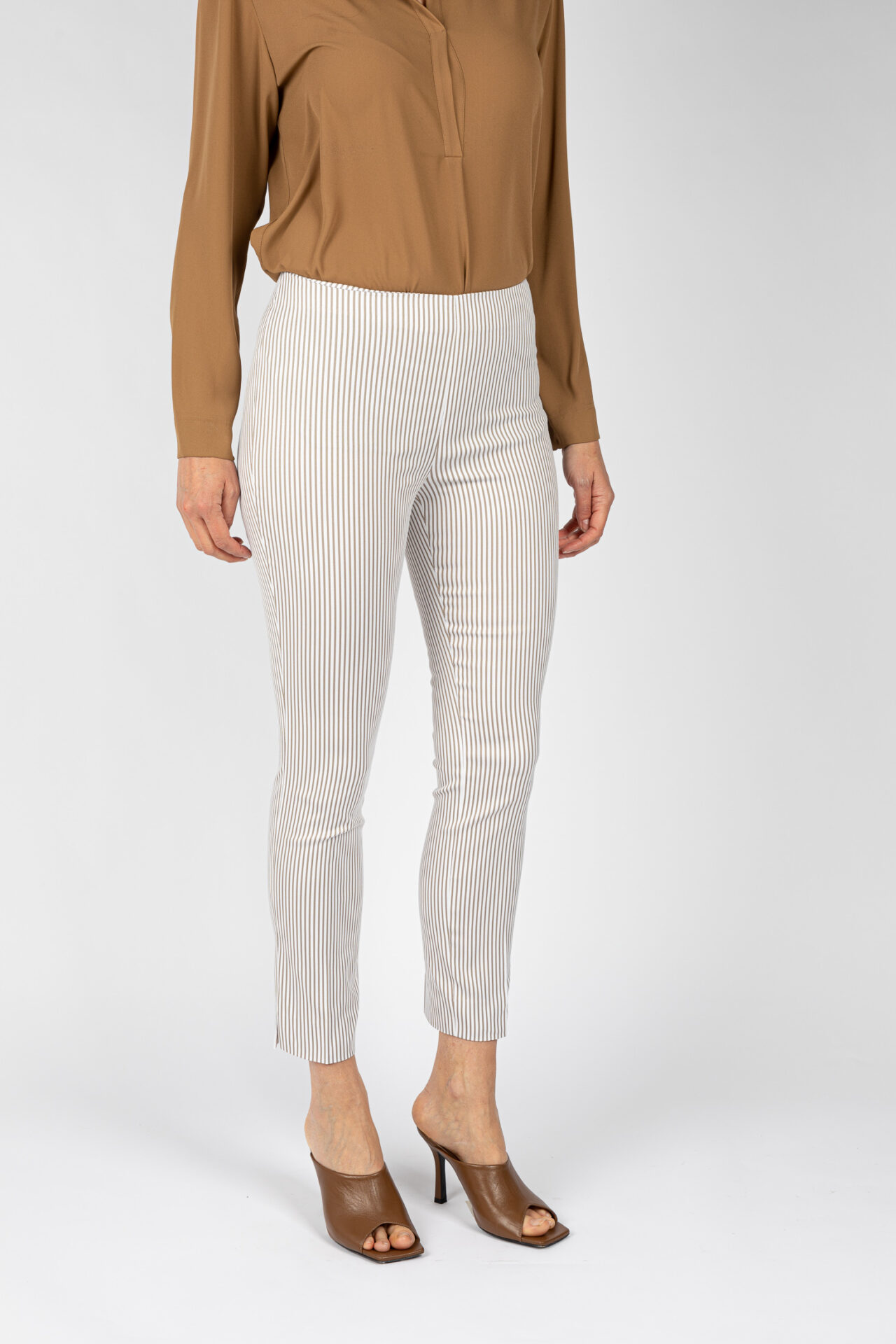 Pantaloni a riga colore beige da donna linea stretta - P19614E BEIGE - 2