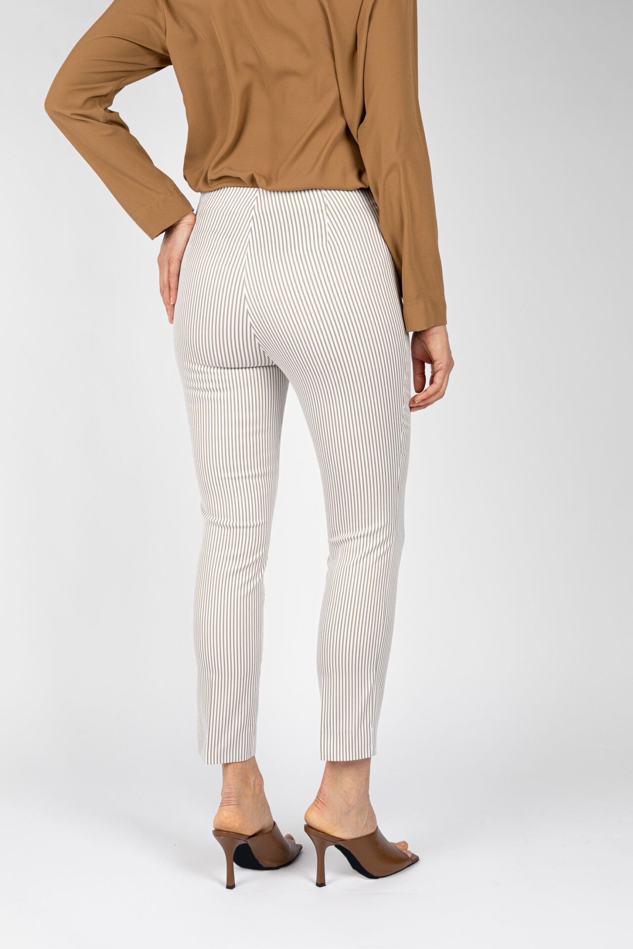 Pantaloni a riga colore beige da donna linea stretta - P19614E BEIGE - 5