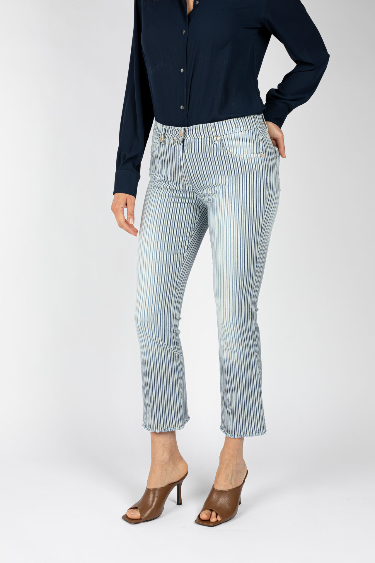 Pantaloni linea Jeans fondo a trombetta tessuto disegno riga colore blu P19946LM - 3
