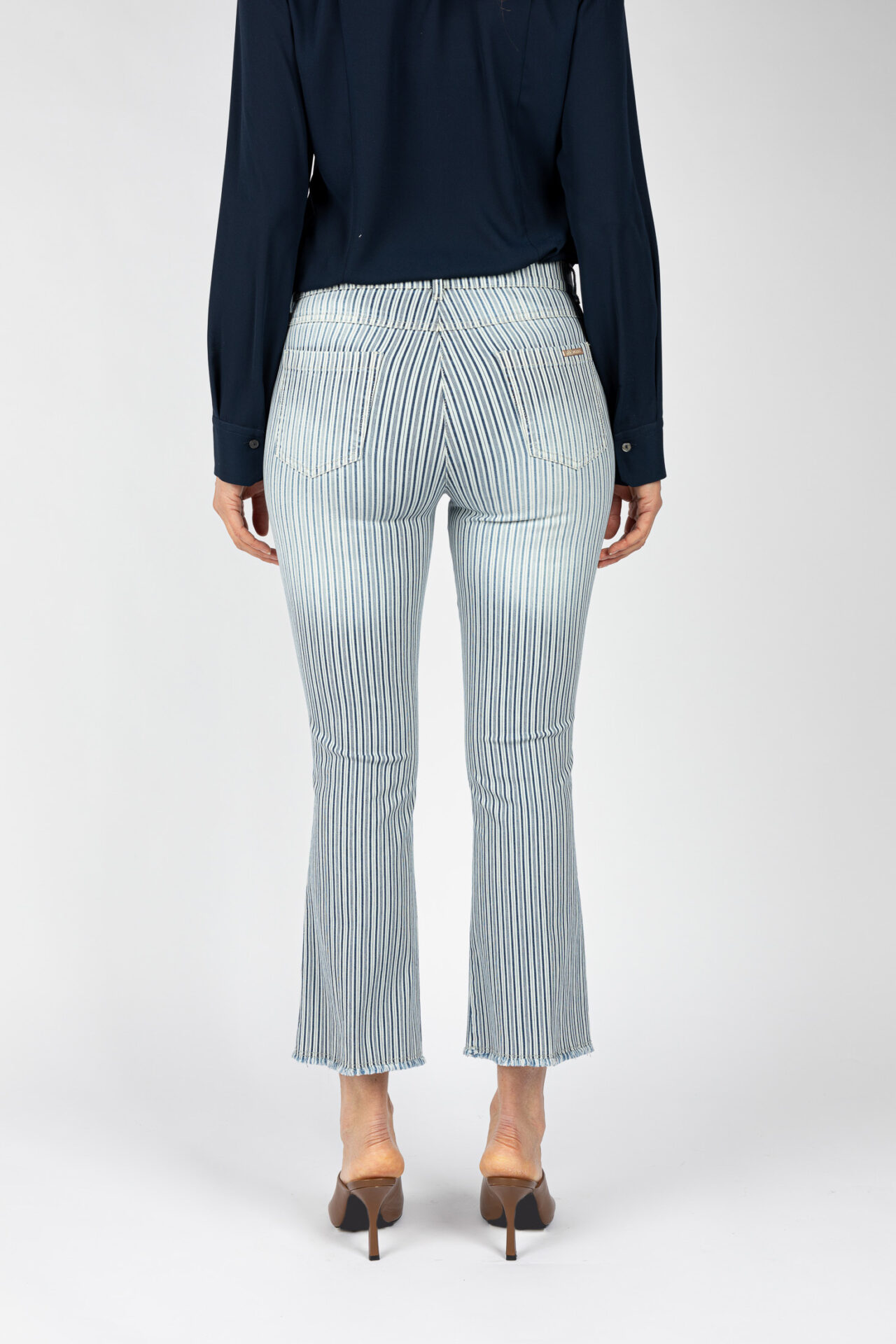 Pantaloni linea Jeans fondo a trombetta tessuto disegno riga colore blu P19946LM - 4