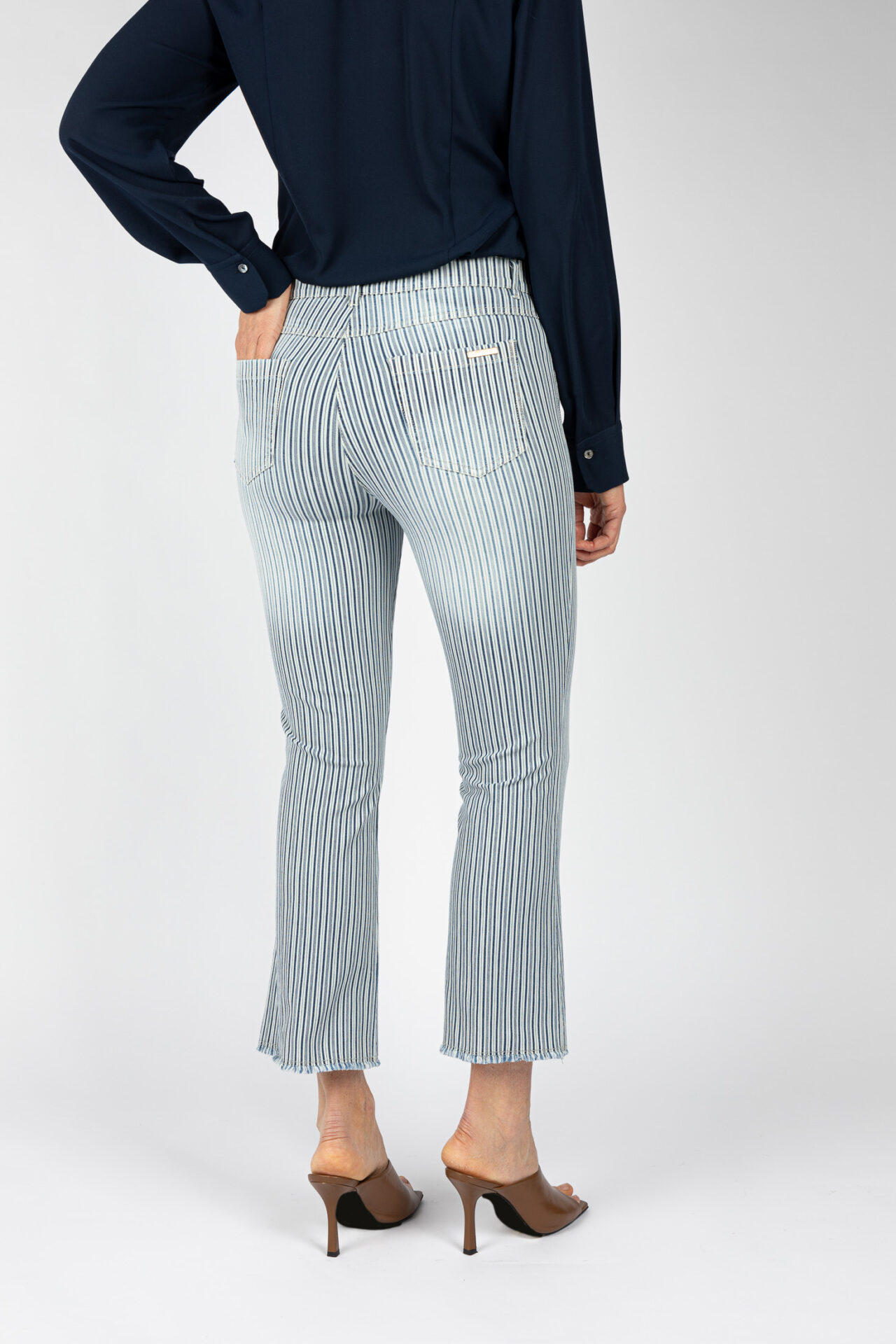 Pantaloni linea Jeans fondo a trombetta tessuto disegno riga colore blu P19946LM - 5