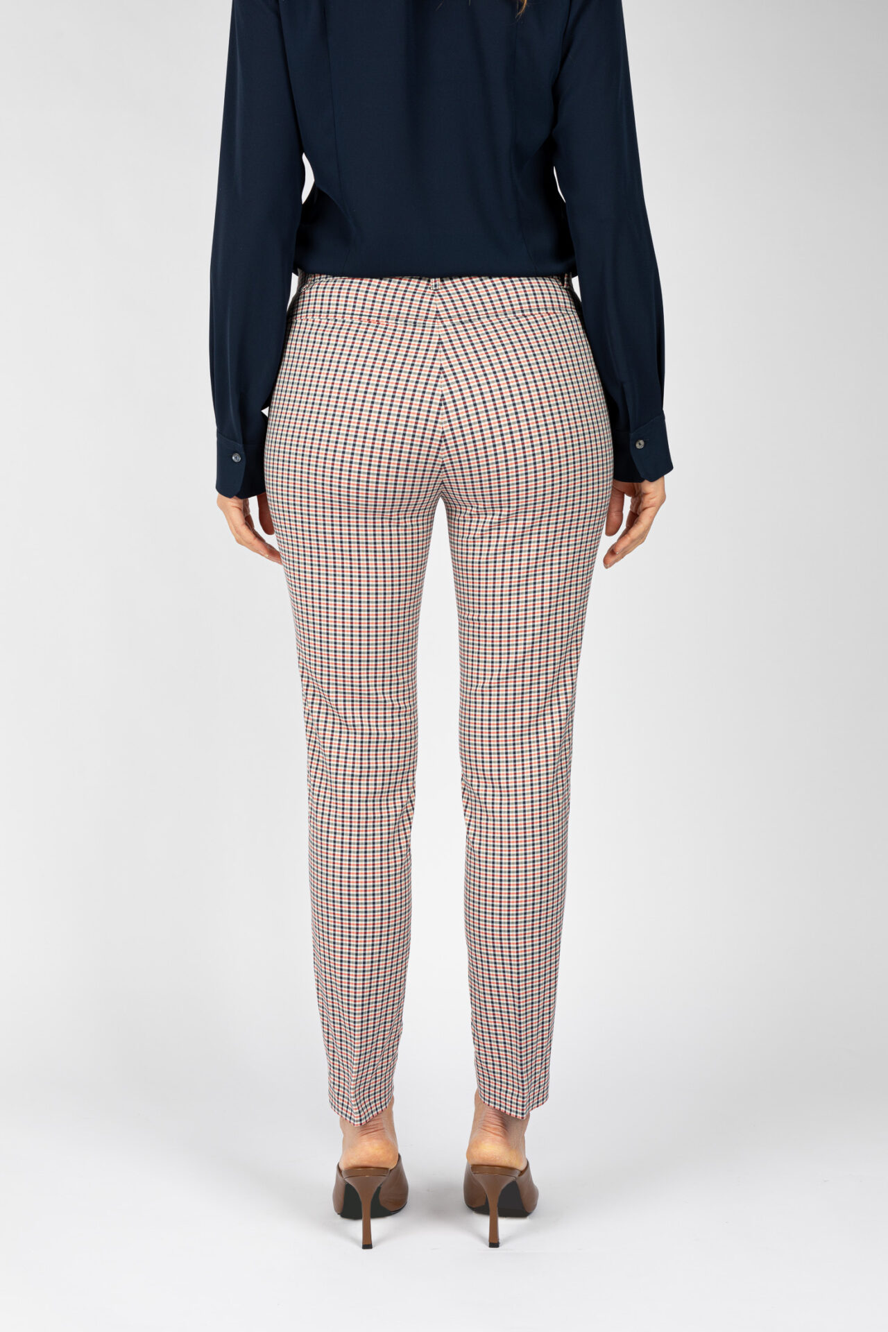 Pantaloni linea a sigaretta disegno quadretto in colore bianco-rosso-blu P19644F - 4