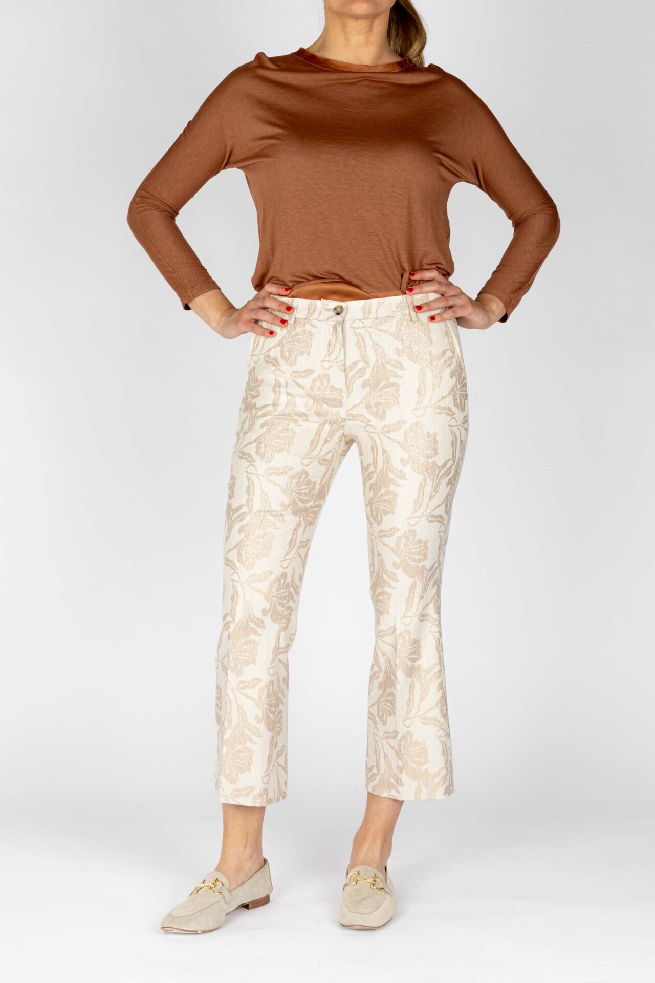 Pantaloni disegno fiore colore beige, linea zampetta tessuto jacquard lurex